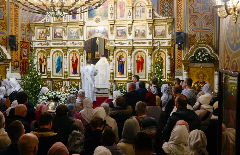 Фото Тысячи новосибирцев посетили службу в храмах в Рождественскую ночь. ФОТОРЕПОРТАЖ 52